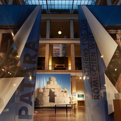 Viele Ausstellungsstücke und Plakate