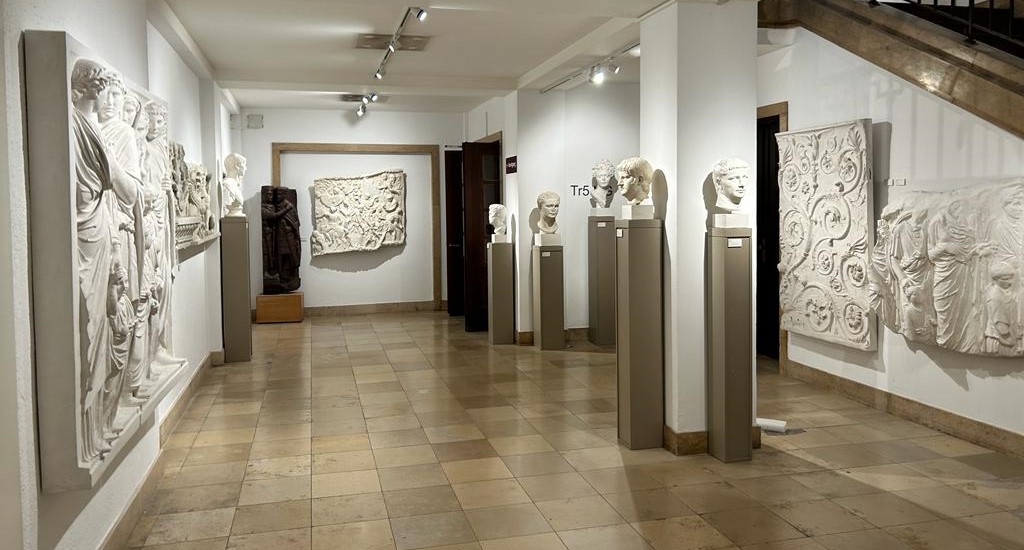 Mehrere Reliefs und Porträtköpfe